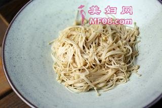 金针酸汤肥牛的做法步骤：4