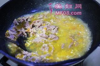 金针酸汤肥牛的做法步骤：6