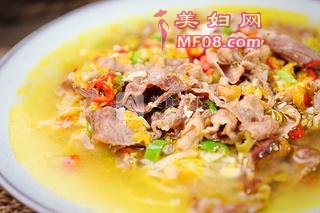 金针酸汤肥牛的做法步骤：8