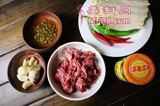 金针酸汤肥牛的做法步骤：1