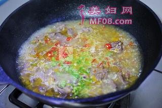 金针酸汤肥牛的做法步骤：7