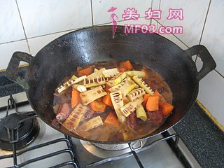 鸭腿炖春笋