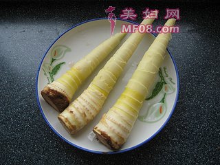 鸭腿炖春笋