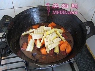 鸭腿炖春笋