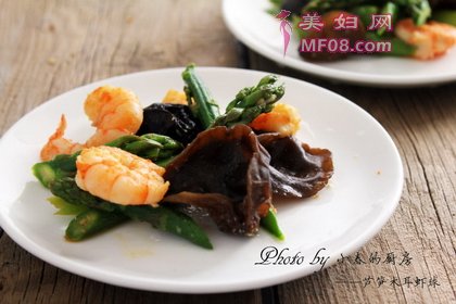 芦笋木耳虾球的做法