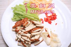 西芹香干炒笋丝步骤1
