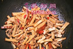 西芹香干炒笋丝步骤4