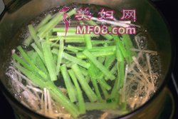 西芹香干炒笋丝步骤3