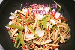 西芹香干炒笋丝步骤6