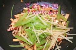 西芹香干炒笋丝步骤5