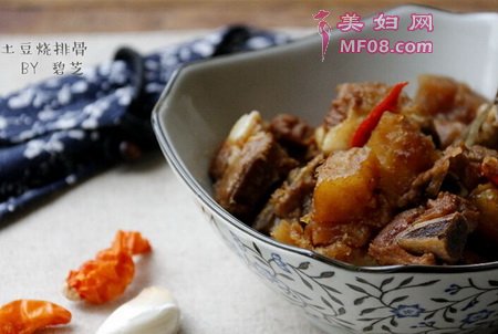 土豆烧排骨的做法