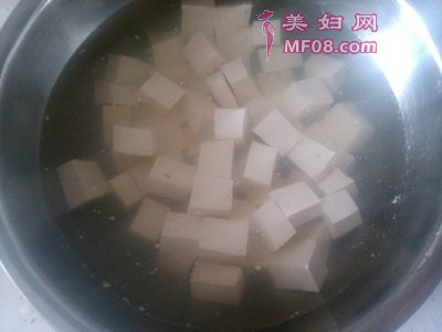 海鲜菇肉末豆腐步骤2