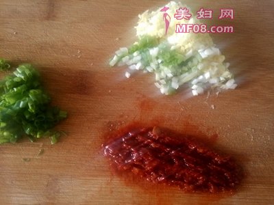 海鲜菇肉末豆腐步骤4