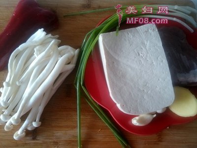 海鲜菇肉末豆腐步骤1