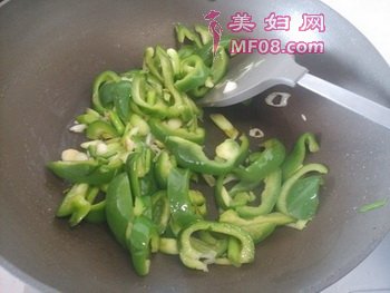 柿子椒炒腊肉步骤7