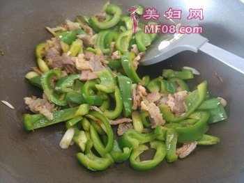 柿子椒炒腊肉步骤8