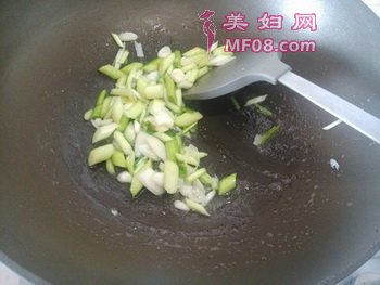 柿子椒炒腊肉步骤6