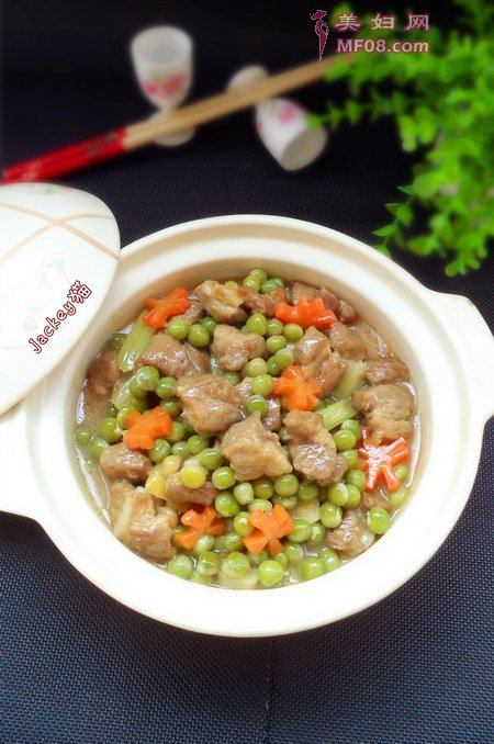 豌豆焖排骨的做法