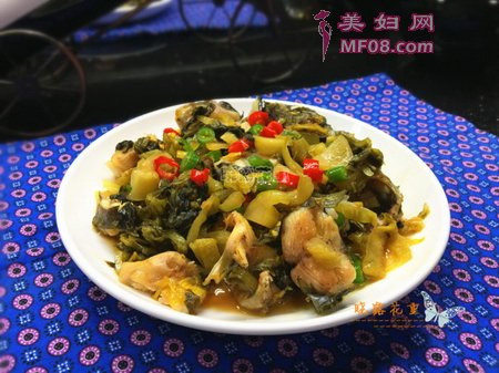 酸菜焖黄骨鱼