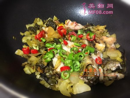 酸菜焖黄骨鱼步骤7