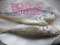 蒜香酱焖黄鱼步骤1