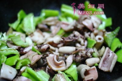 家常风味青椒炒鱿鱼步骤4