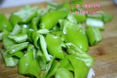 家常风味青椒炒鱿鱼步骤2