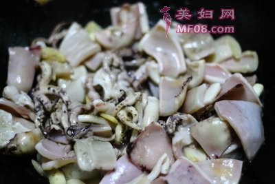 家常风味青椒炒鱿鱼步骤3
