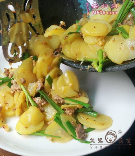 韭香肉沫土豆片的做法