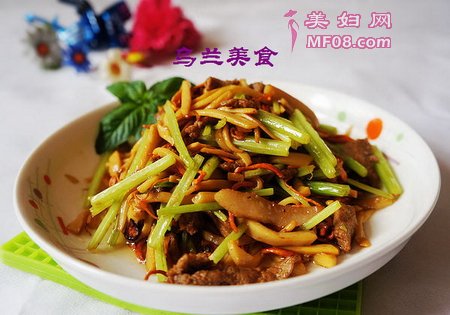 肉丝炒金虫草杏鲍菇香芹的做法