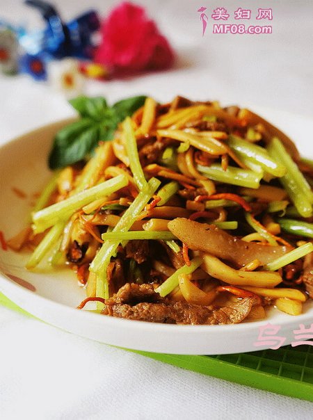 肉丝炒金虫草杏鲍菇香芹