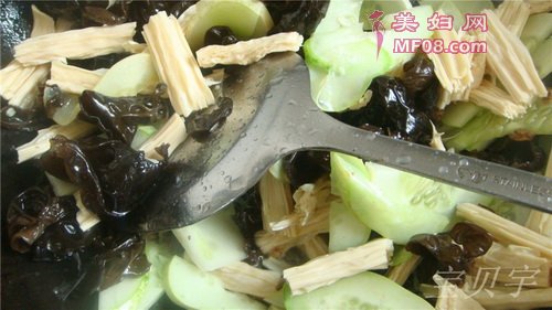 蚝油腐竹木耳步骤5