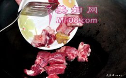 小土豆干烧排骨步骤2