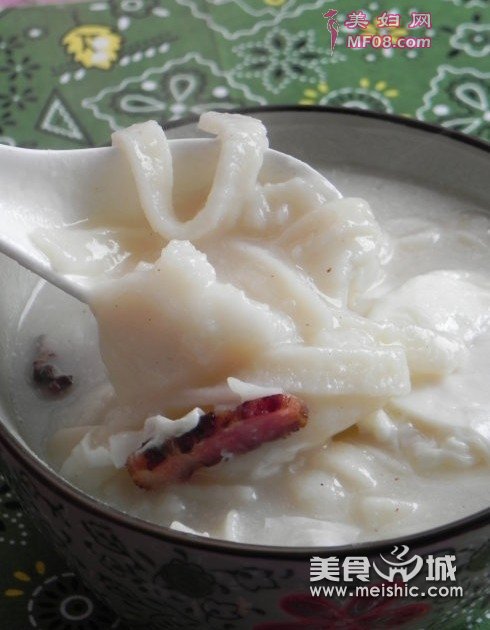 腊肉豆丝煮糍粑的做法