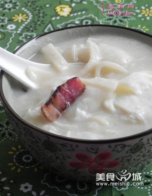 腊肉豆丝煮糍粑