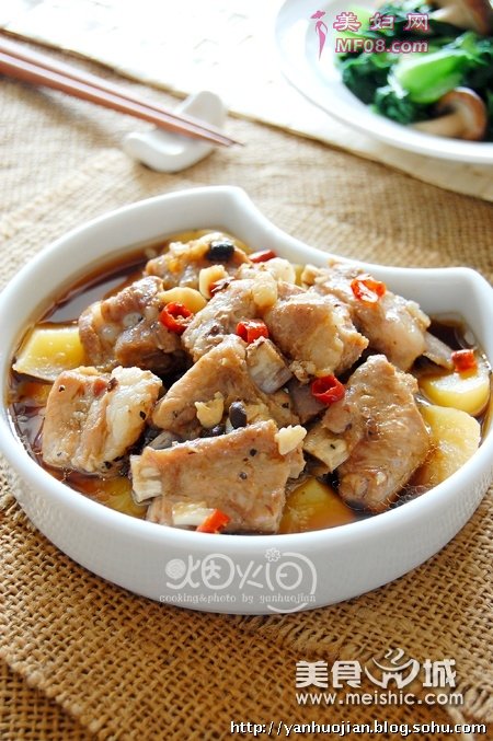 豉椒蒸土豆排骨的做法