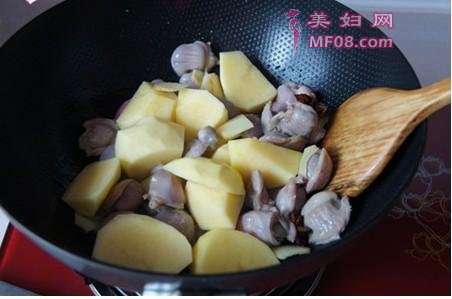 土豆焖鸡珍