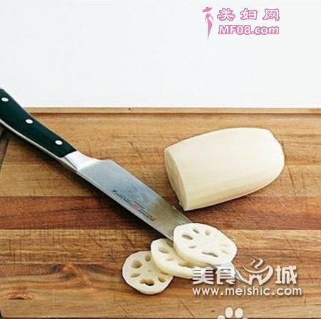 źе