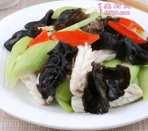鲜鱿炒木耳的做法
