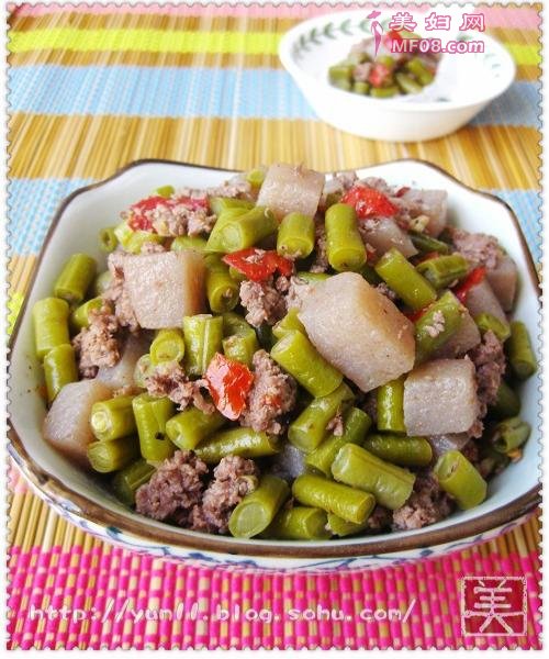 剁椒肉末酸豆角炒魔芋的做法8