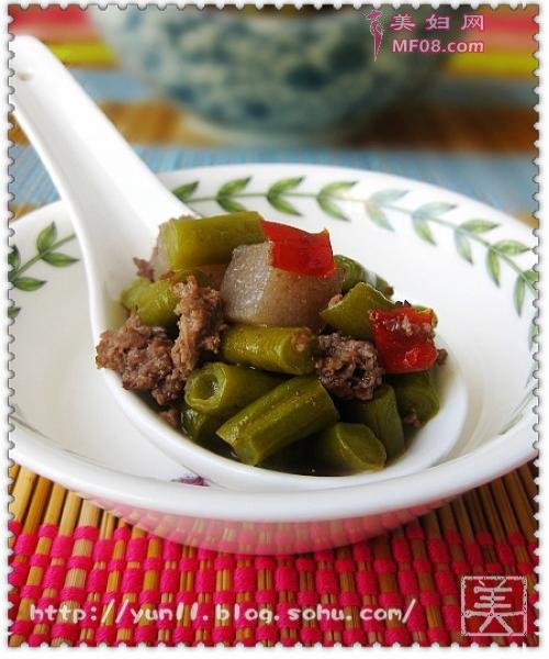 剁椒肉末酸豆角炒魔芋的做法9