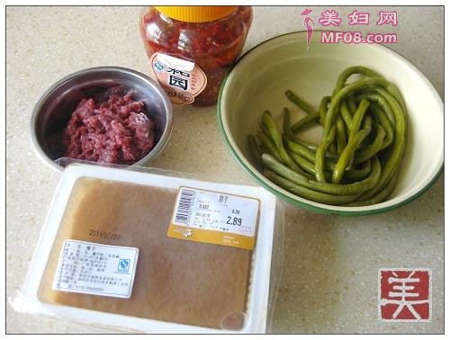 剁椒肉末酸豆角炒魔芋的做法2