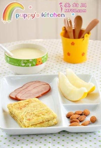 早餐吃点啥？--鸡蛋土豆丝饼+五谷豆浆+火腿+水果+坚果