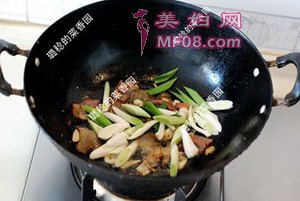 青蒜炒腊肉步骤5