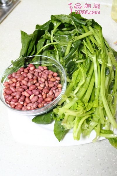 老醋花生拌菠菜步骤1