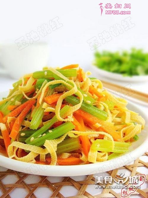 凉拌芹菜三丝的做法