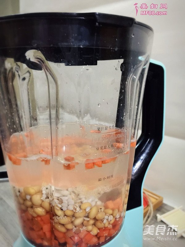 胡萝卜薏米豆浆的做法