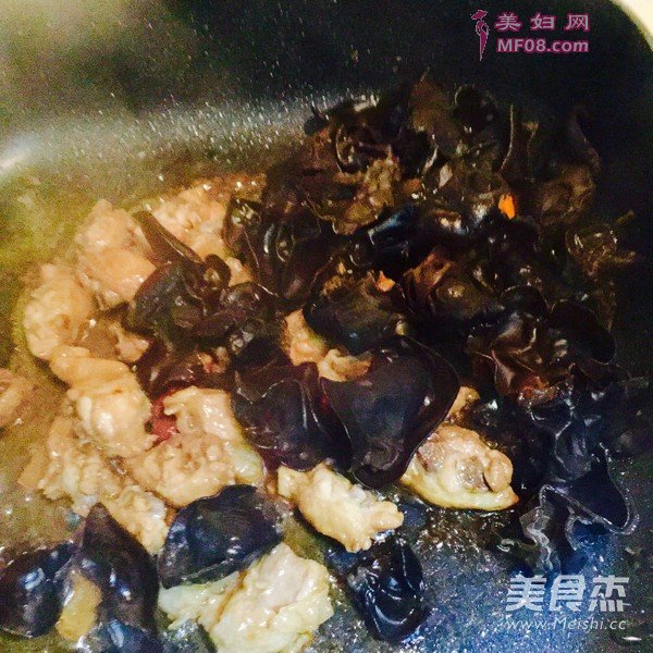 云耳焖鸡的做法
