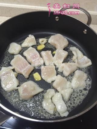 茄汁鱼柳的做法步骤：2