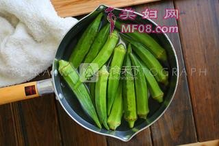 洋葱南瓜烧秋葵的做法步骤：2
